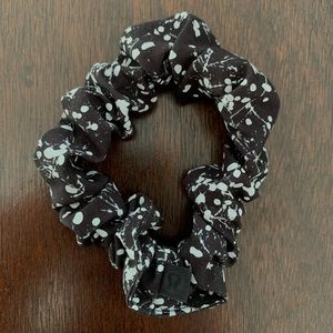 Lululemon Uplifting Scrunchie - Reflective, Black and White